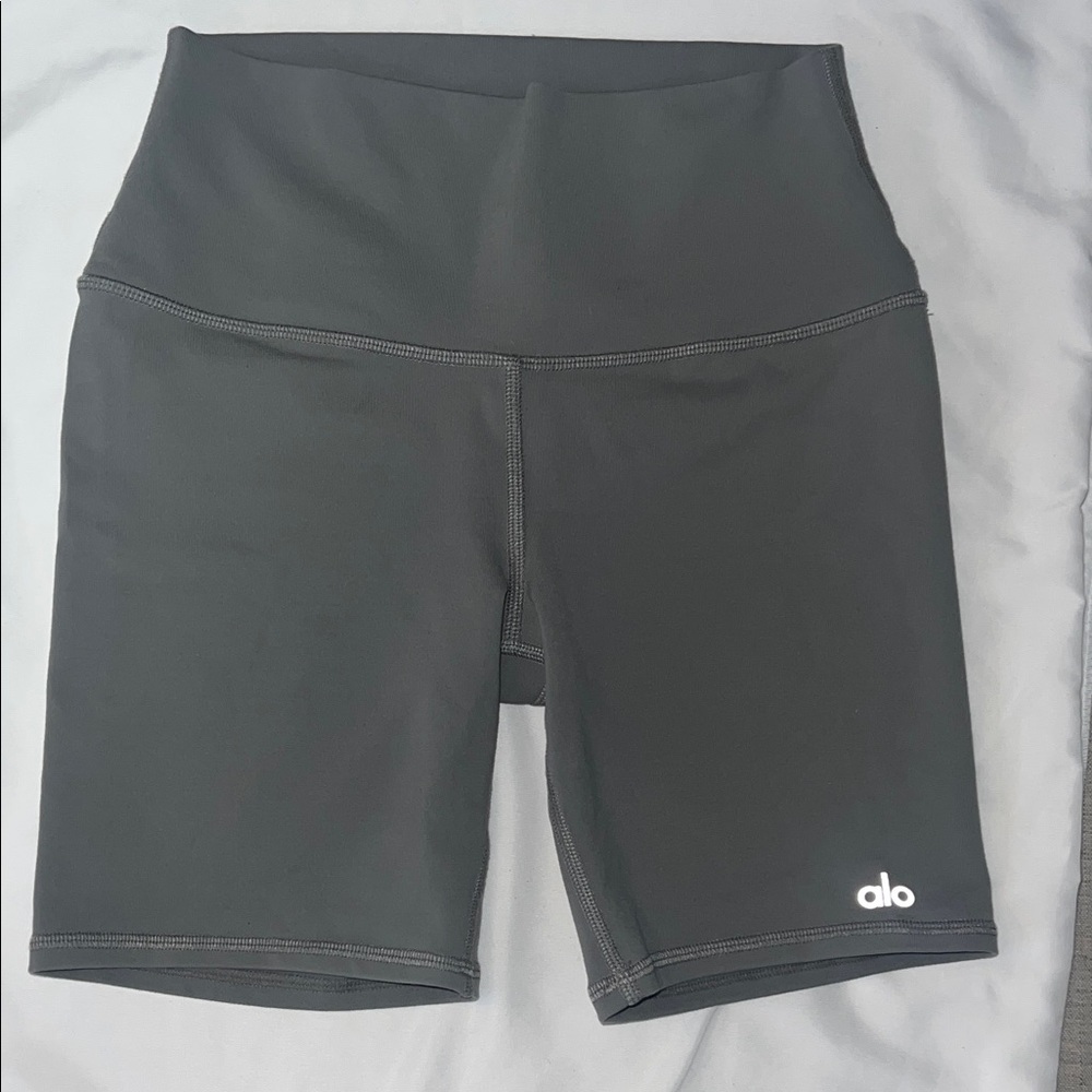 ALO Yoga 7” High-Waist Biker Short in Sterling